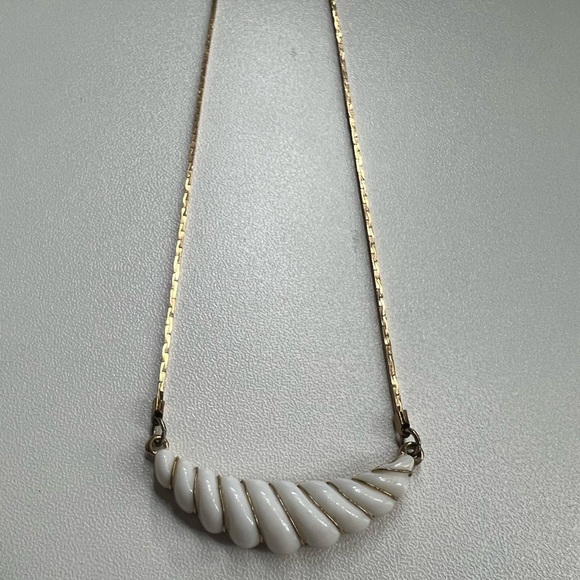 Vintage Avon White and Gold Tone Gatsby Necklace 1981 - Picture 4 of 5